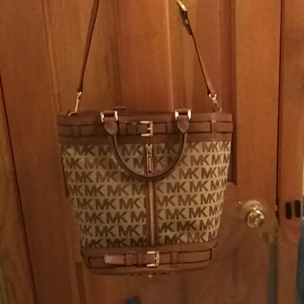 Michael Kors Kingsbury Bucket Bag